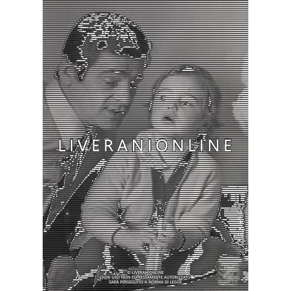 RETROSPETTIVA SERGIO ENDRIGO CANTANTE NELLA FOTO SERGIO ENDRIGO CON LA FIGLIA NELL\'ANNO 1968 AG ALDO LIVERANI SAS