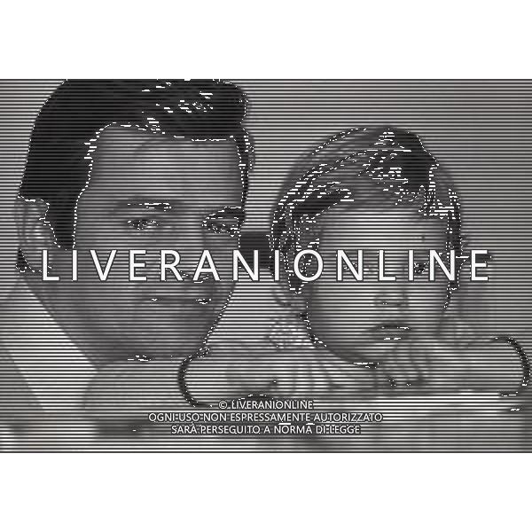 RETROSPETTIVA SERGIO ENDRIGO CANTANTE NELLA FOTO SERGIO ENDRIGO CON LA FIGLIA NELL\'ANNO 1968 AG ALDO LIVERANI SAS