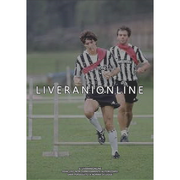 PAOLO ROSSI CALCIATORE - RETROSPETTIVA NELLA FOTO IN ALLENAMENTO CON LA MAGLIA DELLA JUVENTUS NEL 1984 CON ANTONIO CABRINI ©ARCHIVIO AGENZIA ALDO LIVERANI SAS