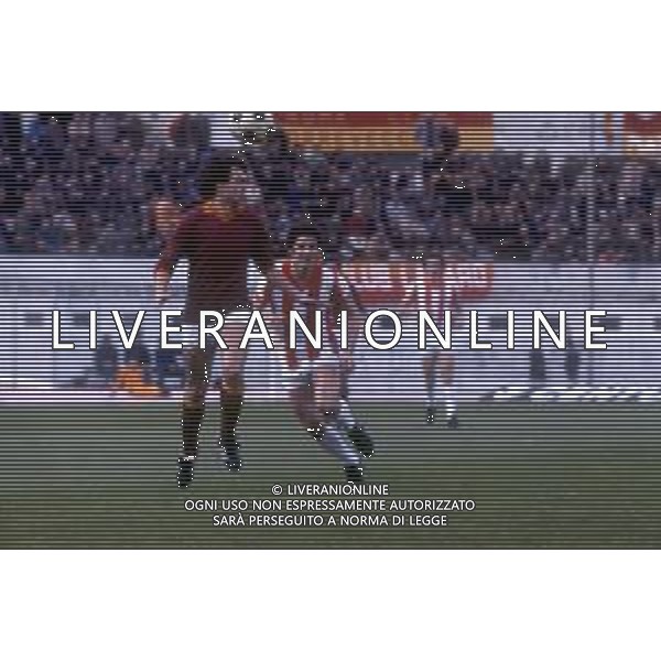 PAOLO ROSSI CALCIATORE - RETROSPETTIVA NELLA FOTO CON LA MAGLIA DEL LANEROSSI VICENZA LEONARDO MENICHINI DELLA ROMA ©ARCHIVIO AGENZIA ALDO LIVERANI SAS