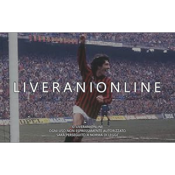 PAOLO ROSSI CALCIATORE - RETROSPETTIVA NELLA FOTO CON LA MAGLIA DEL MILAN NEL 1985-1986 - ESULTANZA ©ARCHIVIO AGENZIA ALDO LIVERANI SAS