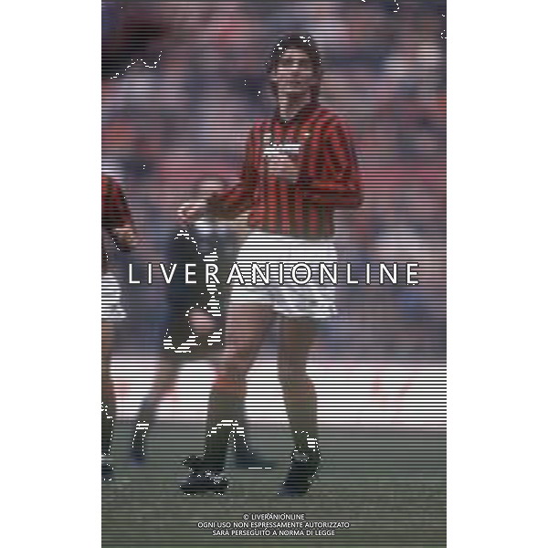 PAOLO ROSSI CALCIATORE - RETROSPETTIVA NELLA FOTO CON LA MAGLIA DEL MILAN NEL 1985-1986 ©ARCHIVIO AGENZIA ALDO LIVERANI SAS