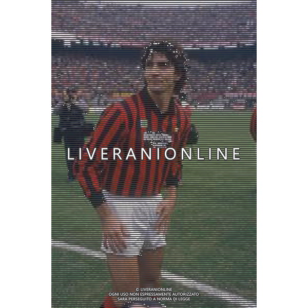 PAOLO ROSSI CALCIATORE - RETROSPETTIVA NELLA FOTO CON LA MAGLIA DEL MILAN NEL 1985-1986 ©ARCHIVIO AGENZIA ALDO LIVERANI SAS