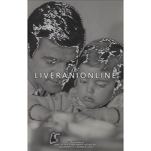 RETROSPETTIVA SERGIO ENDRIGO CANTANTE NELLA FOTO SERGIO ENDRIGO CON LA FIGLIA NELL\'ANNO 1968 AG ALDO LIVERANI SAS