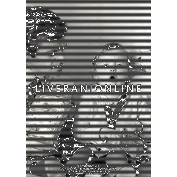 RETROSPETTIVA SERGIO ENDRIGO CANTANTE NELLA FOTO SERGIO ENDRIGO CON LA FIGLIA NELL\'ANNO 1968 AG ALDO LIVERANI SAS