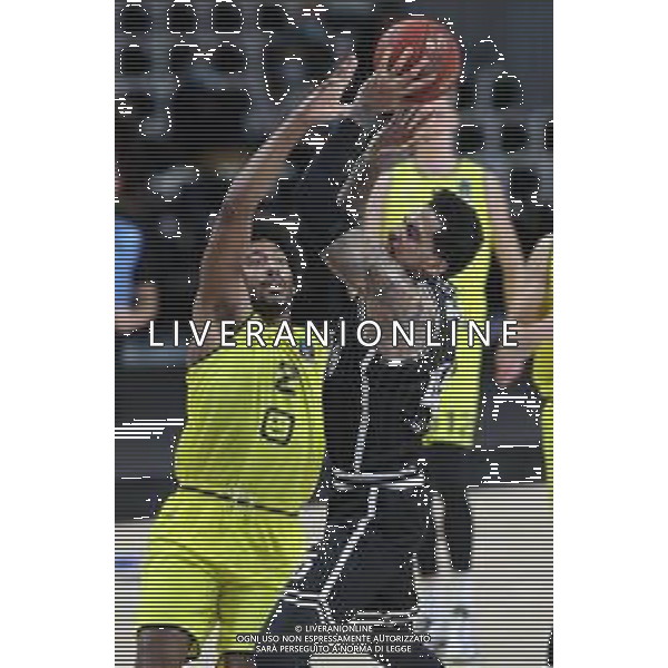 LiveMedia/Michele Nucci Virtus Segafredo Bologna vs Telenet Antwerp Giants - Basketball EuroCup Championship 2020/2021, 16 December 2020 Virtus Segafredo Arena, Bologna, Italy Photo showing: 16/12/2020 - Julian Gamble of Segafredo Virtus Bologna (R) thwarted by Jalen Jenkins of Antwerp @LM/Michele Nucci AG ALDO LIVERANI SAS