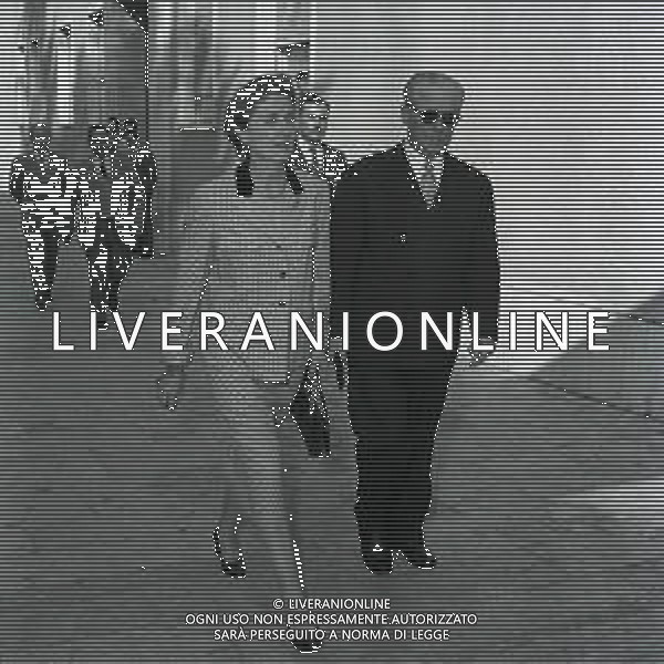 RETROSPETTIVA GIOVANNI GRONCHI POLITICO NELLA FOTO GIOVANNI GRONCHI CON LA MOGLIE CARLA IN VISITA ALLA BASILICA DI SANTA MARIA SOPRA MINERVA A ROMA NELL\'ANNO 1958  AG ALDO LIVERANI SAS