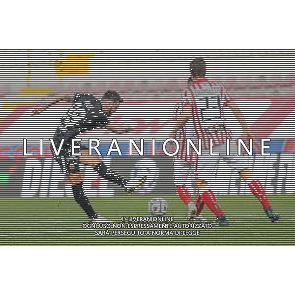 LiveMedia/Ettore Griffoni LR Vicenza vs Ascoli Calcio FC - Italian Football Championship League BKT 2020/2021, 19 December 2020 Romeo Menti stadium, vicenza, Italy Photo showing: Kick of Riad Bajic (Ascoli) @LM/Ettore Griffoni AG ALDO LIVERANI SAS