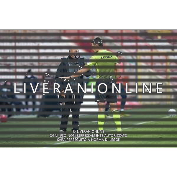 LiveMedia/Ettore Griffoni LR Vicenza vs Ascoli Calcio FC - Italian Football Championship League BKT 2020/2021, 19 December 2020 Romeo Menti stadium, vicenza, Italy Photo showing: The referee Marchetti talks to Valerio Bertotto (coach Ascoli Calcio) telling to be quiet @LM/Ettore Griffoni AG ALDO LIVERANI SAS