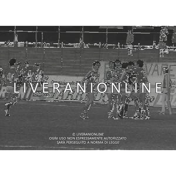 18-03- 1984 VARESE CAMPIONATO DI CALCIO SERIE B VARESE AREZZO 2-0 NELLA FOTO ABBRACCI GIOCATORI VARESE DOPO GOAL AG ALDO LIVERANI SAS