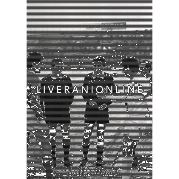18-12-1983 VARESE CAMPIONATO DI CALCIO SERIE B VARESE PALERMO 2-0 NELLA FOTO ALDO CERANTOLA E MAURO DI CICCO I DUE CAPITANI E L\'ARBITRO ARCANGELO PEZZELLA AG ALDO LIVERANI SAS