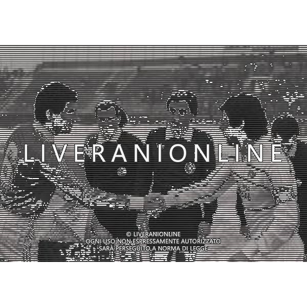 18-12-1983 VARESE CAMPIONATO DI CALCIO SERIE B VARESE PALERMO 2-0 NELLA FOTO ALDO CERANTOLA E MAURO DI CICCO I DUE CAPITANI E L\'ARBITRO ARCANGELO PEZZELLA AG ALDO LIVERANI SAS
