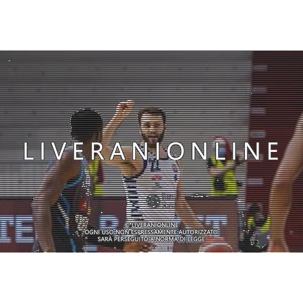 Matteo Casoni/LM - Vanoli Basket Cremona vs Banco di Sardegna Sassari - Campionato di Basket Serie A 2020/2021 23 dicembre 2020 - Sport Mario Radi, Cremona, Italia Nella foto: Stefano Gentile della Banco Di Sardegna Sassari in palleggio @LM/Matteo Casoni AG ALDO LIVERANI SAS