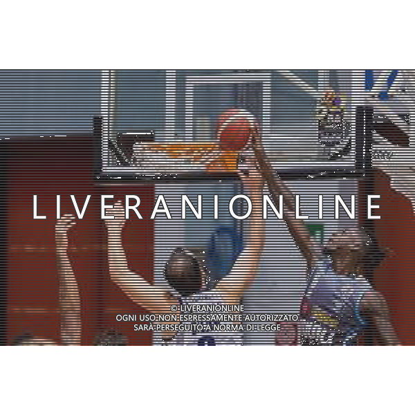 Matteo Casoni/LM - Vanoli Basket Cremona vs Banco di Sardegna Sassari - Campionato di Basket Serie A 2020/2021 23 dicembre 2020 - Sport Mario Radi, Cremona, Italia Nella foto: Stoppata di Jarvis Williams della Vanoli Cremona ai danni di Miro Bilan della Banco Di Sardegna Sassari @LM/Matteo Casoni AG ALDO LIVERANI SAS