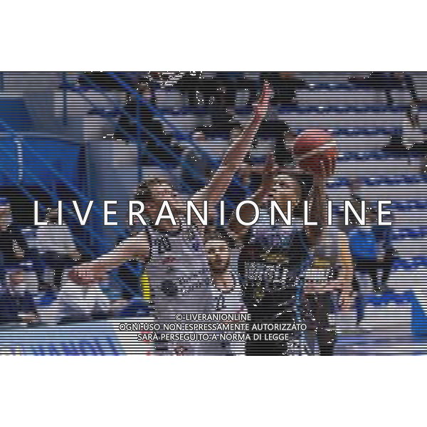 Matteo Casoni/LM - Vanoli Basket Cremona vs Banco di Sardegna Sassari - Campionato di Basket Serie A 2020/2021 23 dicembre 2020 - Sport Mario Radi, Cremona, Italia Nella foto: Entrata di T.J. Williams della Vanoli Cremona @LM/Matteo Casoni AG ALDO LIVERANI SAS