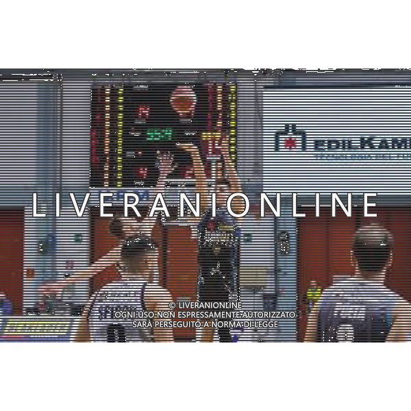 Matteo Casoni/LM - Vanoli Basket Cremona vs Banco di Sardegna Sassari - Campionato di Basket Serie A 2020/2021 23 dicembre 2020 - Sport Mario Radi, Cremona, Italia Nella foto: Tiro da 3 punti di Daulton Hommes della Vanoli Cremona @LM/Matteo Casoni AG ALDO LIVERANI SAS