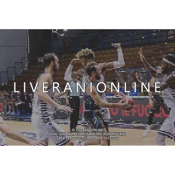 Matteo Casoni/LM - Vanoli Basket Cremona vs Banco di Sardegna Sassari - Campionato di Basket Serie A 2020/2021 23 dicembre 2020 - Sport Mario Radi, Cremona, Italia Nella foto: Zingarata di Giuseppe Poeta della Vanoli Cremona in mezzo all\'area della Banco Di Sardegna Sassari @LM/Matteo Casoni AG ALDO LIVERANI SAS