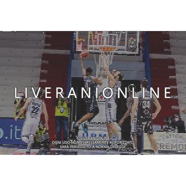 Matteo Casoni/LM - Vanoli Basket Cremona vs Banco di Sardegna Sassari - Campionato di Basket Serie A 2020/2021 23 dicembre 2020 - Sport Mario Radi, Cremona, Italia Nella foto: Entrata di T.J. Williams della Vanoli Cremona contro Miro Bilan della Banco Di Sardegna Sassari @LM/Matteo Casoni AG ALDO LIVERANI SAS
