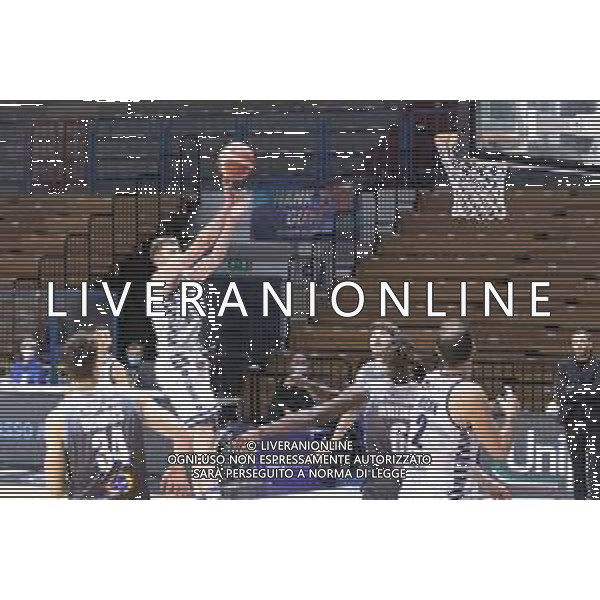 Matteo Casoni/LM - Vanoli Basket Cremona vs Banco di Sardegna Sassari - Campionato di Basket Serie A 2020/2021 23 dicembre 2020 - Sport Mario Radi, Cremona, Italia Nella foto: Tiro dall\'area di Eimantas Bendzius della Banco Di Sardegna Sassari @LM/Matteo Casoni AG ALDO LIVERANI SAS