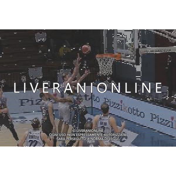 Matteo Casoni/LM - Vanoli Basket Cremona vs Banco di Sardegna Sassari - Campionato di Basket Serie A 2020/2021 23 dicembre 2020 - Sport Mario Radi, Cremona, Italia Nella foto: Appoggio a canestro di Eimantas Bendzius della Banco Di Sardegna Sassari @LM/Matteo Casoni AG ALDO LIVERANI SAS