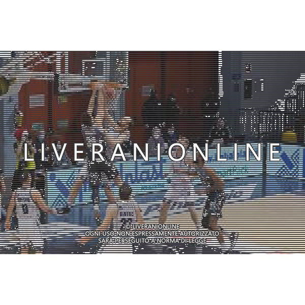 Matteo Casoni/LM - Vanoli Basket Cremona vs Banco di Sardegna Sassari - Campionato di Basket Serie A 2020/2021 23 dicembre 2020 - Sport Mario Radi, Cremona, Italia Nella foto: Schiacciata di Daulton Hommes della Vanoli Cremona @LM/Matteo Casoni AG ALDO LIVERANI SAS