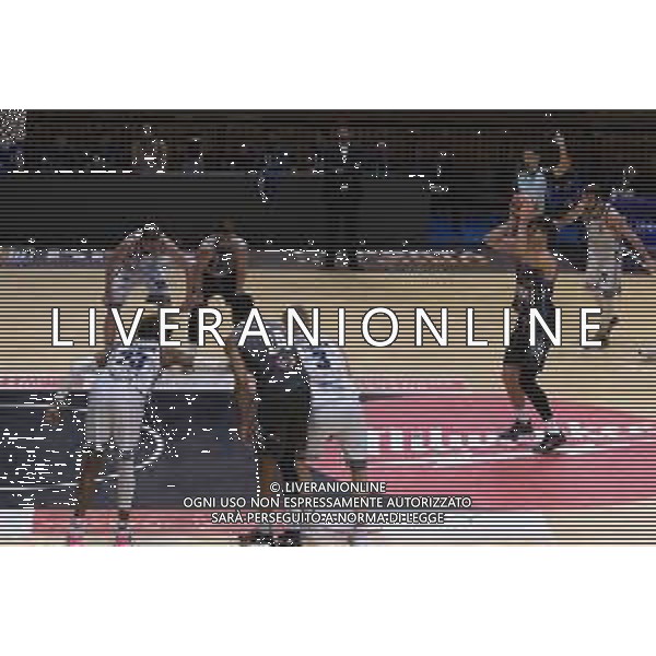 Matteo Casoni/LM - Vanoli Basket Cremona vs Banco di Sardegna Sassari - Campionato di Basket Serie A 2020/2021 23 dicembre 2020 - Sport Mario Radi, Cremona, Italia Nella foto: Tiro libero di Daulton Hommes della Vanoli Cremona @LM/Matteo Casoni AG ALDO LIVERANI SAS