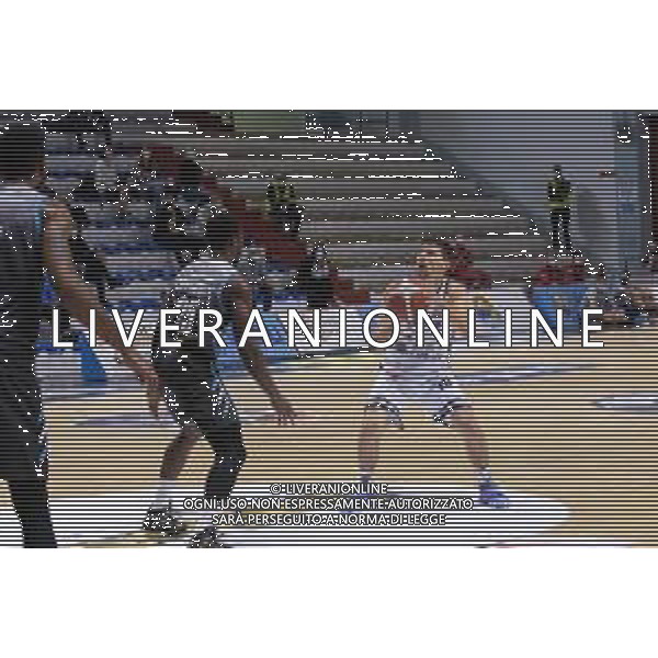 Matteo Casoni/LM - Vanoli Basket Cremona vs Banco di Sardegna Sassari - Campionato di Basket Serie A 2020/2021 23 dicembre 2020 - Sport Mario Radi, Cremona, Italia Nella foto: Toni Katic della Banco Di Sardegna Sassari si carica per il tiro @LM/Matteo Casoni AG ALDO LIVERANI SAS
