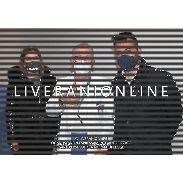 IMOLA 27 12 2020 MEDICAL CENTER DELL\'AUTODROMO ENZO E DINO FERRARI "LE PRIME VACCINAZIONI CONTRO SARS-COV 2 A 25 OPERATORI SANITARI DELL\'AUSL DI IMOLA NELLA FOTO PRIMO VACCINATO DOTT STEFANO PASQUALI IN CENTRO CON ASSESSORE ELENA PENAZZI E SINDACO MARCO PANIERI ©SANNA/AG. ALDO LIVERANI SAS