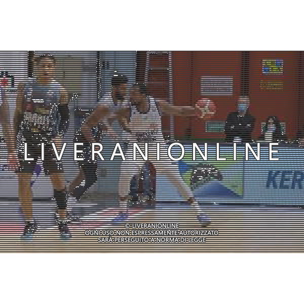Matteo Casoni/LM - Vanoli Cremona vs Happy Casa Brindisi - Campionato di Basket Serie A 2020/2021 27 dicembre 2020 - Palazzetto dello Sport Mario Radi, Cremona, Italia Nella foto: Contrasto tra Nick Perkins della Happy Casa Brindisi e Marcus Lee della Vanoli Cremona @LM/Matteo Casoni AG ALDO LIVERANI SAS