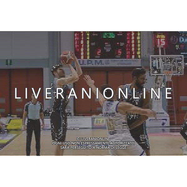 Matteo Casoni/LM - Vanoli Cremona vs Happy Casa Brindisi - Campionato di Basket Serie A 2020/2021 27 dicembre 2020 - Palazzetto dello Sport Mario Radi, Cremona, Italia Nella foto: Tiro da fuori area di Topias Palmi della Vanoli Cremona @LM/Matteo Casoni AG ALDO LIVERANI SAS