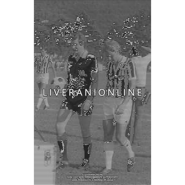RETROSPETTIVA 1982-1983 - ROBERTO BETTEGA CALCIATORE CON LA MAGLIA DELLA JUVENTUS NELLA FOTO CON L\'ARBITRO PIERLUIGI PAIRETTO ©Archivio Giovanni Liverani/AG. ALDO LIVERANI SAS