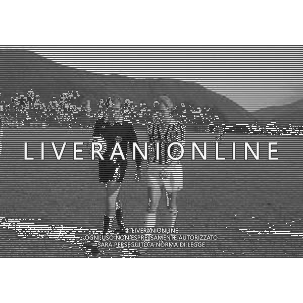 RETROSPETTIVA 1982-1983 - ROBERTO BETTEGA CALCIATORE CON LA MAGLIA DELLA JUVENTUS NELLA FOTO CON L\'ARBITRO PIERLUIGI PAIRETTO ©Archivio Giovanni Liverani/AG. ALDO LIVERANI SAS