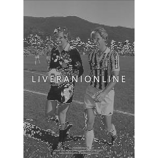RETROSPETTIVA 1982-1983 - ROBERTO BETTEGA CALCIATORE CON LA MAGLIA DELLA JUVENTUS NELLA FOTO CON L\'ARBITRO PIERLUIGI PAIRETTO ©Archivio Giovanni Liverani/AG. ALDO LIVERANI SAS