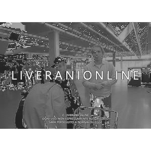 BETTEGA ROBERTO AL SUO ARRIVO ALL\'AEROPORTO DI LINATE MILANO DI RIENTRO DAL CANADA NEL 1984 - RETROSPETTIVA NELLA FOTO CON LA MOGLIE EMANUELA ©Archivio Giovanni Liverani / AG. ALDO LIVERANI SAS