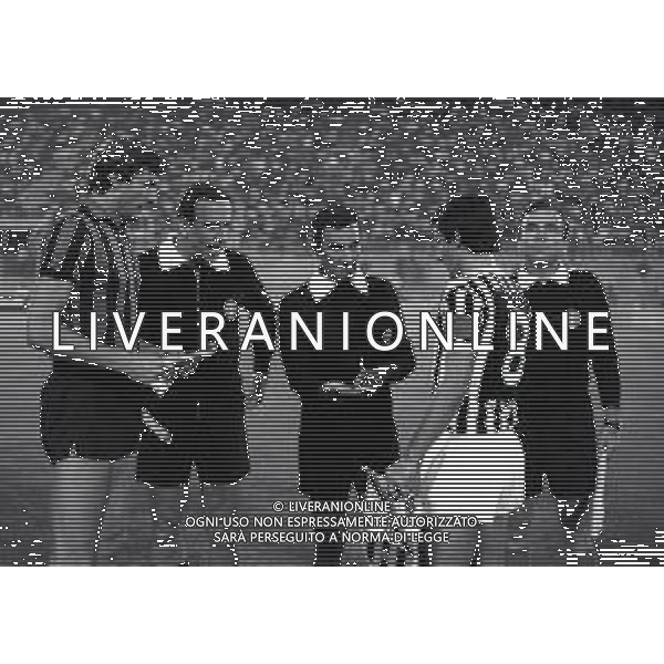 24-08-1977 MILANO 2 GIORNATA COPPA ITALIA INTER -ASCOLI 0-0 NELLA FOTO GIACINTO FACCHETTI ARBITRO PANZINO FRANCESCO E ADELIO MORO I DUE CAPITANI SI SCAMBIANO I GAGLIARDETTI AG ALDO LIVERANI SAS