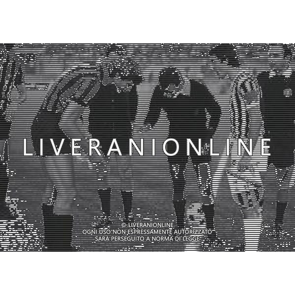 24-08-1977 MILANO 2 GIORNATA COPPA ITALIA INTER -ASCOLI 0-0 NELLA FOTO GIACINTO FACCHETTI ARBITRO PANZINO FRANCESCO E ADELIO MORO I DUE CAPITANI SI SCAMBIANO I GAGLIARDETTI AG ALDO LIVERANI SAS