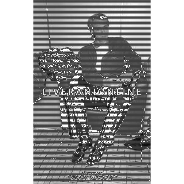 ROBERTO BETTEGA CON LA MOGLIE EMANUELA ALL\'AEROPORTO DI MILANO MALPENSA IN PARTENZA PER IL CANADA NEL 1983 - RETROSPETTIVA ©Archivio Giovanni Liverani /AG. ALDO LIVERANI SAS