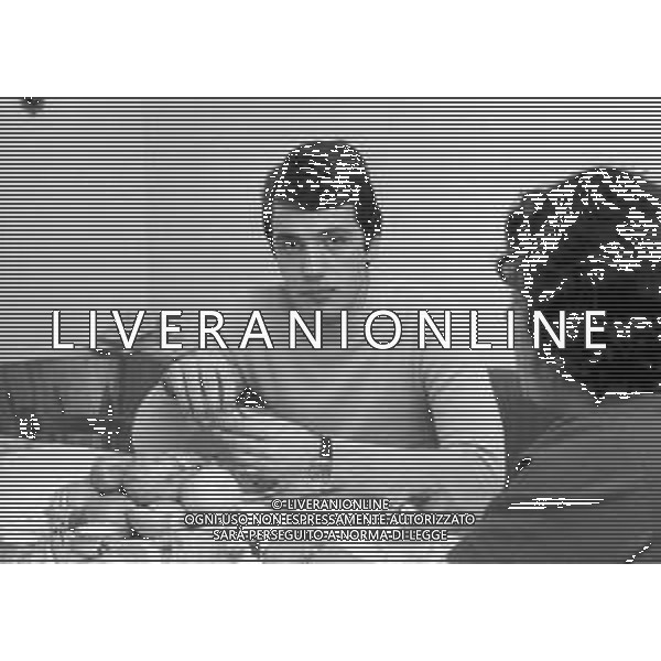 ROBERTO BETTEGA CALCIATORE A FENESTRELLE TORINO NEL FEBBRAIO 1972 A CASA DEI GENITORI - RETROSPETTIVA NELLA FOTO A PRANZO CON LA MADRE ©Archivio Giovanni Liverani /AG. ALDO LIVERANI SAS