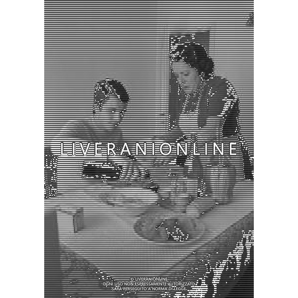 ROBERTO BETTEGA CALCIATORE A FENESTRELLE TORINO NEL FEBBRAIO 1972 A CASA DEI GENITORI - RETROSPETTIVA NELLA FOTO A PRANZO CON LA MADRE ©Archivio Giovanni Liverani /AG. ALDO LIVERANI SAS