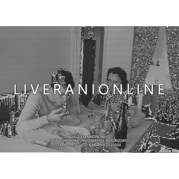 ROBERTO BETTEGA CALCIATORE A FENESTRELLE TORINO NEL FEBBRAIO 1972 A CASA DEI GENITORI - RETROSPETTIVA NELLA FOTO A PRANZO CON LA MADRE ©Archivio Giovanni Liverani /AG. ALDO LIVERANI SAS