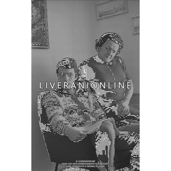 ROBERTO BETTEGA CALCIATORE A FENESTRELLE TORINO NEL FEBBRAIO 1972 A CASA DEI GENITORI - RETROSPETTIVA NELLA FOTO A PRANZO CON LA MADRE ©Archivio Giovanni Liverani /AG. ALDO LIVERANI SAS
