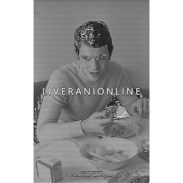 ROBERTO BETTEGA CALCIATORE A FENESTRELLE TORINO NEL FEBBRAIO 1972 A CASA DEI GENITORI - RETROSPETTIVA NELLA FOTO A PRANZO CON LA MADRE ©Archivio Giovanni Liverani /AG. ALDO LIVERANI SAS