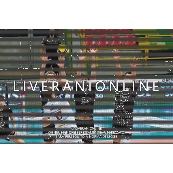 Roberto Tommasini/LM - NBV Verona vs Allianz Milano - Campionato di Volley Superlega Serie A 2020/2021 03 gennaio 2021 - Verona, Italia Nella foto: Muro NBV Verona di Mads Jensen - NBV Verona @LM/Roberto Tommasini AG ALDO LIVERANI SAS