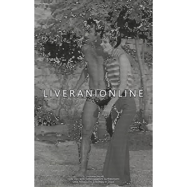RETROSPETTIVA PIETRO ANASTASI CALCIATORE NELLA FOTO PIETRO ANASTASI CON LA MOGLIE IN SARDEGNA NELL\'ANNO 1973 AG ALDO LIVERANI SAS