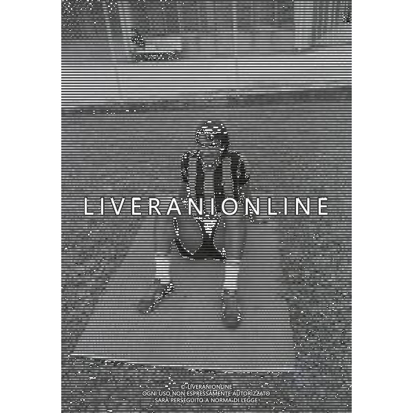RETROSPETTIVA PIETRO ANASTASI CALCIATORE NELLA FOTO PIETRO ANASTASI IN RITIRO CON L\'INTER A SAN PELLEGRINO TERME NELL\'ANNO 1976 AG ALDO LIVERANI SAS