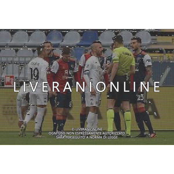 06-01-2021-CAGLIARI CALCIO-BENEVENTO CALCIO. CAMPIONATO CALCIO ITALIANO SERIE A 2020/2021. ITALIA, SARDEGNA, CAGLIARI, STADIO SARDEGNA ARENA. SALVATORE MOI/ALDO LIVERANI SAS NELLA FOTO: PROTESTA CON ARBITRO EUGENIO ABBATTISTA DI MOLFETTA PER RIGORE NON CONCESSO.