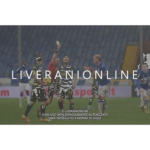 Danilo Vigo/LM - UC Sampdoria vs FC Internazionale - Italian football Serie A match 2020/2021 06 January 2021 - Luigi Ferraris stadium, Genova, Italy Photo showing: The Referee of the match Paolo Valeri. Yellow card forMORTEN THORSBY (Sampdoria) @LM/Danilo Vigo AG ALDO LIVERANI SAS
