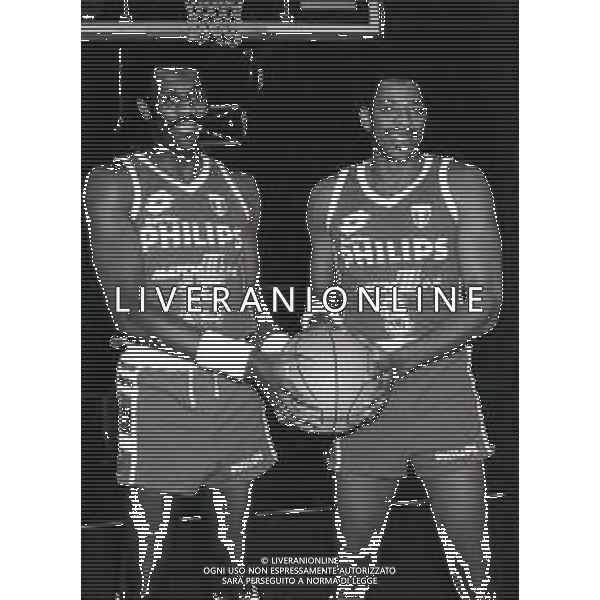 RETROSPETTIVA BOB MC ADOO BASKET NELLA FOTO BOB MC ADOO E EARL CURETON CON LA MAGLIA DELLA PHILIPS MILANO NELL\'ANNO 1988-1989 AG ALDO LIVERANI SAS