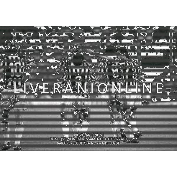 28-08-1988 BERGAMO 3 GIORNATA DI COPPA ITALIA ATALANTA-JUVENTUS 1-1 NELLA FOTO ABBRACCI GIOCATORI JUVENTUS DOPO IL GOAL AG ALDO LIVERANI SAS
