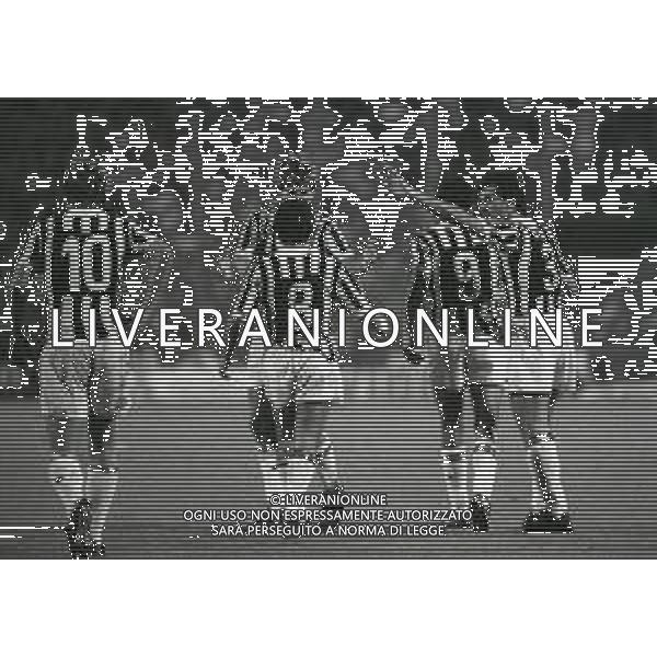 28-08-1988 BERGAMO 3 GIORNATA DI COPPA ITALIA ATALANTA-JUVENTUS 1-1 NELLA FOTO ABBRACCI GIOCATORI JUVENTUS DOPO IL GOAL AG ALDO LIVERANI SAS